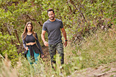 Mittleres erwachsenes Paar beim Wandern im Wald