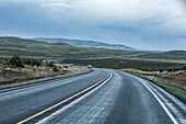 USA, Nevada, McDermitt, Blick auf den Highway bei stürmischem Wetter
