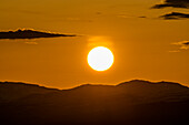 Untergehende Sonne über den Bergen bei Sun Valley