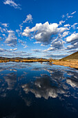 USA, Idaho, Bellevue, Wolken spiegeln sich im See bei Sun Valley