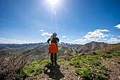 USA, Idaho, Hailey, Ältere blonde Frau auf dem Gipfel des Carbonate Mountain
