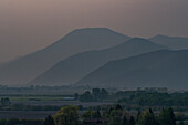USA, Idaho, Bellevue, Silhouette der Berge in der Abenddämmerung