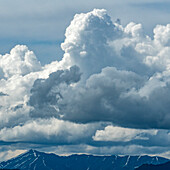 USA, Idaho, Bellevue, Majestätische Wolken über den Bergen