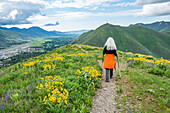 USA, Idaho, Hailey, Ältere blonde Frau beim Wandern auf dem Carbonate Mountain Trail