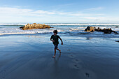 Südafrika, Hermanus, Junge (10-11) läuft am Voelklip Beach
