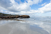 Südafrika, Hermanus, Sandküste des Atlantischen Ozeans in Kammabaai Beach