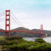USA, California, San Francisco, Golden Gate Bridge over San Francisco Bay \n
