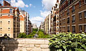 Frankreich, Paris, Stadthäuser entlang einer Straße in der Stadt