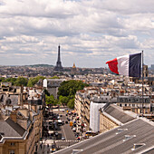 Frankreich, Paris, französische Flagge auf Gebäudedach, Eiffelturm im Hintergrund