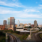 USA, North Carolina, Raleigh, Stadtsilhouette vor blauem Himmel