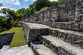 Struktur A-32 auf der Vorderseite von El Castillo (Struktur A-6) in den Maya-Ruinen im archäologischen Reservat von Xunantunich in Belize.