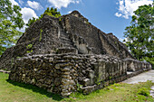 Struktur A-11, ein ehemaliger Elitepalast auf der Plaza A-III in den Maya-Ruinen im archäologischen Reservat von Xunantunich in Belize.
