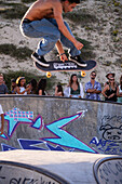 Skate-Event im Skatepark von Seignosse le Penon während des Quiksilver Festivals in Capbreton, Hossegor und Seignosse, bei dem 20 der besten Surfer der Welt, die von Jeremy Flores handverlesen wurden, im Südwesten Frankreichs gegeneinander antreten.