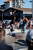 Skate-Event im Skatepark von Seignosse le Penon während des Quiksilver Festivals in Capbreton, Hossegor und Seignosse, bei dem 20 der besten Surfer der Welt, die von Jeremy Flores handverlesen wurden, im Südwesten Frankreichs gegeneinander antreten.