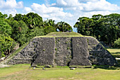 Struktur A-1 gegenüber der Plaza A-1 in den Maya-Ruinen im archäologischen Reservat von Xunantunich in Belize.