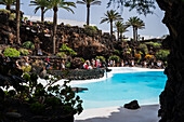 Jameos del Agua ist eine Reihe von Lavahöhlen und ein Kunst-, Kultur- und Tourismuszentrum, das vom lokalen Künstler und Architekten Cesar Manrique auf Lanzarote, Kanarische Inseln, Spanien, geschaffen wurde.