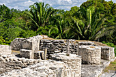 Teilweise restaurierte Struktur A-20 in den Maya-Ruinen im archäologischen Reservat Xunantunich in Belize.