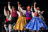 Baluarte Aragones und Raices de Aragon, traditionelle aragonesische Jota-Gruppen, treten auf der Plaza del Pilar während der El-Pilar-Feierlichkeiten in Zaragoza, Spanien, auf