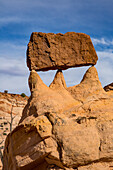 Ein Sandsteinblock,der durch Erosion in den Orange Cliffs der Glen Canyon National Recreation Area in Utah im Gleichgewicht gehalten wird.