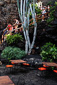 Restaurant in Jameos del Agua, einer Reihe von Lavahöhlen und einem Kunst-, Kultur- und Tourismuszentrum, das vom lokalen Künstler und Architekten Cesar Manrique auf Lanzarote, Kanarische Inseln, Spanien, geschaffen wurde.