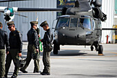Piloten der kolumbianischen Drogenpolizei während einer Veranstaltung auf dem CATAM-Luftwaffenstützpunkt in Bogota, bei der die Botschaft der Vereinigten Staaten von Amerika in Kolumbien am 27. September 2023 drei Lockheed Martin UH60 Black Hawks zur Verbesserung der Drogenbekämpfungsmaßnahmen übergab.