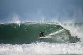 Junge talentierte Surfer beim Quiksilver Festival in Capbreton, Hossegor und Seignosse, mit 20 der besten Surfer der Welt, die von Jeremy Flores handverlesen wurden, um im Südwesten Frankreichs gegeneinander anzutreten.