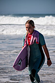 Sierra Kerr, junge australische Surferin und Tochter von Josh Kerr, tritt während des Quiksilver Festivals auf, das in Capbreton, Hossegor und Seignosse gefeiert wird und an dem 20 der besten Surfer der Welt teilnehmen, die von Jeremy Flores ausgewählt wurden, um sich im Südwesten Frankreichs zu messen.