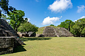 Struktur A-1 gegenüber der Plaza A-2 in den Maya-Ruinen im archäologischen Reservat von Xunantunich in Belize.