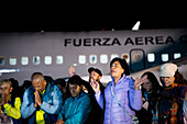 Kolumbianer kommen mit einem humanitären Flug der kolumbianischen Luftwaffe aus Tel Aviv (Israel) an, nachdem die militante palästinensische Gruppe Hamas einen Überraschungsangriff verübt hat, in Bogota, Kolumbien, 13. Oktober 2023.