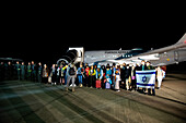 Kolumbianer kommen mit einem humanitären Flug der kolumbianischen Luftwaffe aus Tel Aviv (Israel) an, nachdem die militante palästinensische Gruppe Hamas einen Überraschungsangriff in Bogota (Kolumbien) verübt hat, 13. Oktober 2023.