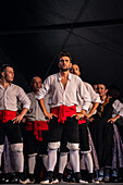 Baluarte Aragones und Raices de Aragon, traditionelle aragonesische Jota-Gruppen, treten auf der Plaza del Pilar während der El Pilar-Festlichkeiten in Zaragoza, Spanien, auf