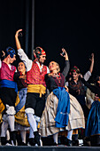 Baluarte Aragones und Raices de Aragon, traditionelle aragonesische Jota-Gruppen, treten auf der Plaza del Pilar während der El-Pilar-Feierlichkeiten in Zaragoza, Spanien, auf