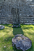 Stele und Altar vor der Struktur A-3 in den Maya-Ruinen im archäologischen Reservat von Xunantunich in Belize.