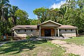 Das Besucherzentrum und Museum im archäologischen Reservat von Xunantunich in Belize.