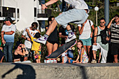 Skate-Event im Skatepark von Seignosse le Penon während des Quiksilver Festivals in Capbreton, Hossegor und Seignosse, mit 20 der besten Surfer der Welt, die von Jeremy Flores ausgewählt wurden, um sich im Südwesten Frankreichs zu messen.