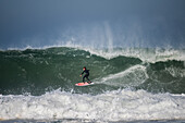 Junge talentierte Surfer beim Quiksilver Festival in Capbreton, Hossegor und Seignosse, bei dem 20 der besten Surfer der Welt von Jeremy Flores ausgewählt wurden, um im Südwesten Frankreichs gegeneinander anzutreten.