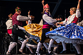 Baluarte Aragones und Raices de Aragon, traditionelle aragonesische Jota-Gruppen, treten auf der Plaza del Pilar während der El Pilar-Festlichkeiten in Zaragoza, Spanien, auf.