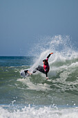 Profi-Surferin Noa Deane beim Quiksilver Festival in Capbreton, Hossegor und Seignosse, bei dem 20 der besten Surfer der Welt, die von Jeremy Flores handverlesen wurden, im Südwesten Frankreichs gegeneinander antreten.