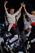 Baluarte Aragones und Raices de Aragon, traditionelle aragonesische Jota-Gruppen, treten auf der Plaza del Pilar während der El Pilar-Festlichkeiten in Zaragoza, Spanien, auf.