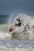 Quiksilver Festival in Capbreton, Hossegor und Seignosse, mit 20 der besten Surfer der Welt, die von Jeremy Flores ausgewählt wurden, um sich im Südwesten Frankreichs zu messen.