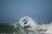 Der australische Profi-Surfer Josh Kerr während des Quiksilver-Festivals in Capbreton, Hossegor und Seignosse, bei dem 20 der besten Surfer der Welt, die von Jeremy Flores handverlesen wurden, im Südwesten Frankreichs gegeneinander antreten.