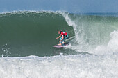 Sierra Kerr, junge australische Surferin und Tochter von Josh Kerr, tritt während des Quiksilver Festivals auf, das in Capbreton, Hossegor und Seignosse gefeiert wird und an dem 20 der besten Surfer der Welt teilnehmen, die von Jeremy Flores ausgewählt wurden, um sich im Südwesten Frankreichs zu messen.