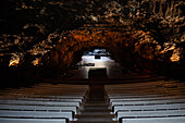 Auditorium in Jameos del Agua, einer Reihe von Lavahöhlen und einem Kunst-, Kultur- und Tourismuszentrum des einheimischen Künstlers und Architekten Cesar Manrique, Lanzarote, Kanarische Inseln, Spanien