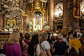 Gläubige in der Kathedrale-Basilika Unserer Lieben Frau von der Säule während des Blumenopfers für die Virgen del Pilar, der wichtigsten und beliebtesten Veranstaltung der Fiestas del Pilar am Spanischen Tag, Zaragoza, Spanien