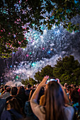 Das Feuerwerk bildet den krönenden Abschluss der Fiestas del Pilar in Zaragoza, Spanien.