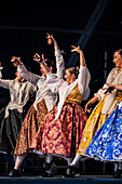 Baluarte Aragones und Raices de Aragon, traditionelle aragonesische Jota-Gruppen, treten auf der Plaza del Pilar während der El Pilar-Festlichkeiten in Zaragoza, Spanien, auf