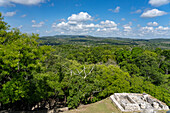 Teilweise restaurierte Struktur A-20 in den Maya-Ruinen im archäologischen Reservat Xunantunich in Belize. Im Hintergrund ist Guatemala zu sehen.
