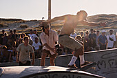 Skate-Event im Skatepark von Seignosse le Penon während des Quiksilver-Festivals in Capbreton, Hossegor und Seignosse, bei dem 20 der besten Surfer der Welt, die von Jeremy Flores handverlesen wurden, im Südwesten Frankreichs gegeneinander antreten.