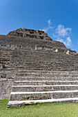 El Castillo, Struktur 6, mit der Treppe von Struktur 32 davor im archäologischen Reservat Xunantunich in Belize.