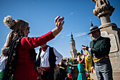 Eine Gruppe aus Andalusien tanzt Sevillanas während der Darbringung von Früchten am Morgen des 13. Oktober während der Fiestas del Pilar, Zaragoza, Aragon, Spanien